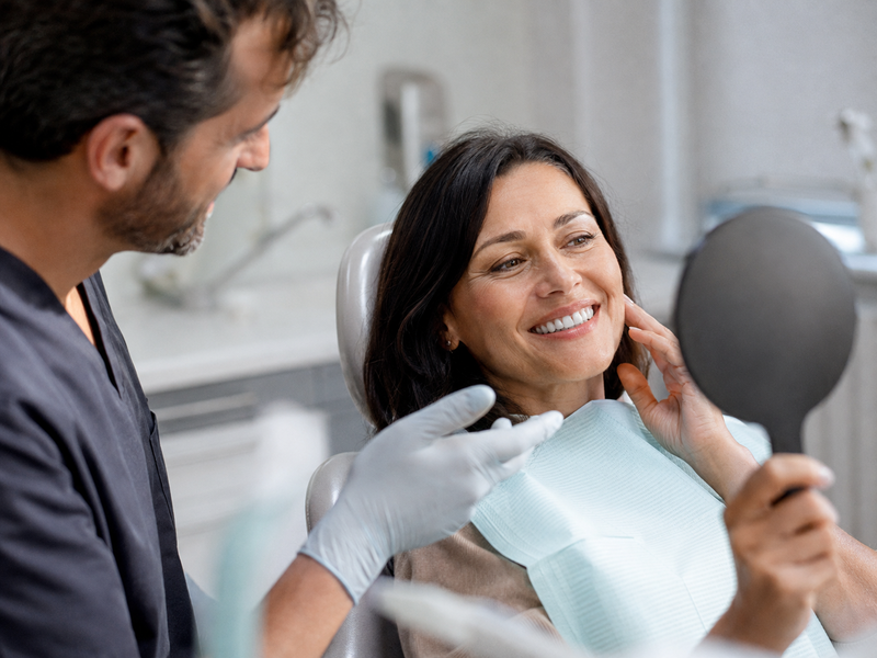 Paciente durante una evaluación de restauración dental